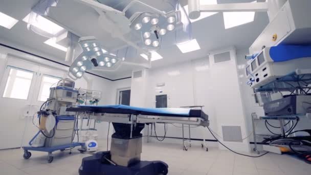 Medizinische Geräte in einem leeren Operationssaal — Stockvideo