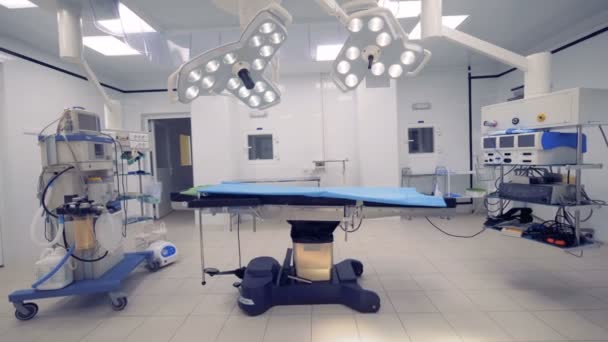 Großer, voll ausgestatteter Operationssaal, in dem niemand sitzt — Stockvideo