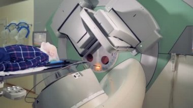 Tıbbi teknoloji kavramı. Linac radyoterapi sırasında bir hastanın döner
