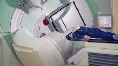 Tıbbi teknoloji kavramı. Radyoterapi müdahalede bir adam tarafından bir lineer hızlandırıcı