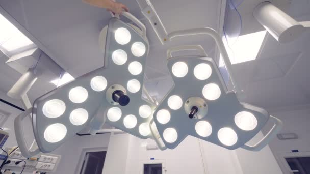 Les lampes chirurgicales sont rassemblées par un médecin — Video