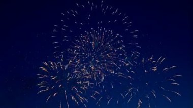 Renkli patlamaları bir gece gökyüzünde bir sürü.