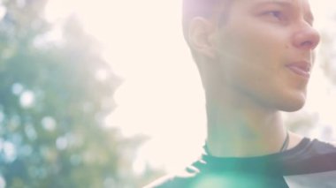 Kapatmak yukarıya-in genç bir adamın yüzüne güneş ışığı