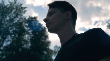 Bir genç adam içme suyu yapay eliyle yakın çekim 