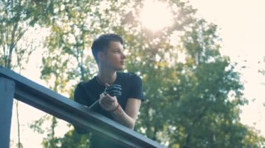 Genç çocuğun IOmuz protez el sokakta. 4k.