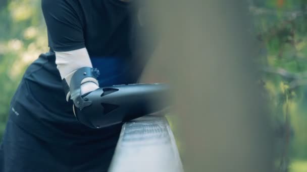 Close-up de um biônico artificial e uma saudável mãos de humano . — Vídeo de Stock