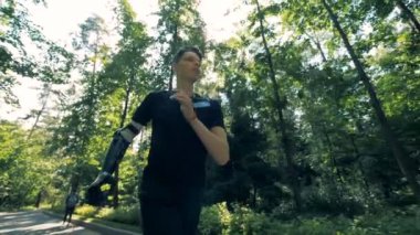 Bir gencin bir protez el ile eğitim koşu. Fütüristik insan cyborg kavramı.