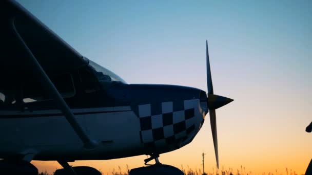 En pilot som lutande på en biplan propeller. Porträtt av en kvinnlig pilot. — Stockvideo