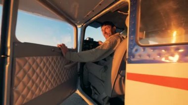 Pilot bir uçak kabin içinde oturur ve kapıyı kapat. 4k.