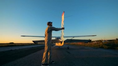 Hafif bir özel uçak kontrol bölümlerini pilot, yakın çekim. Küçük