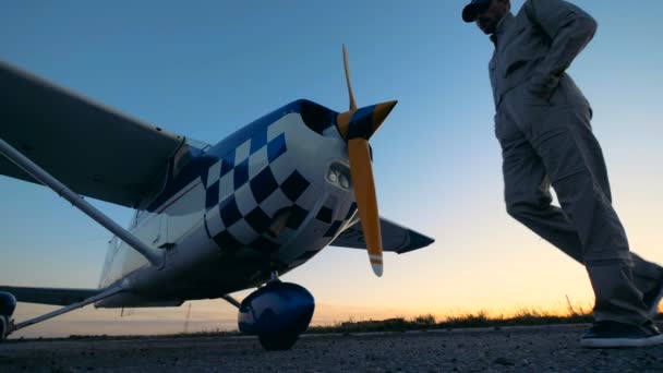 Professionele piloot in de buurt van een vliegtuig, onderste weergave. — Stockvideo