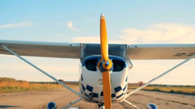 Bir pilot Tekdüzen yürüyen bir pist üzerinde Kapat.