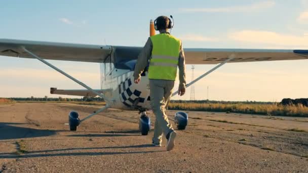 Egy személy ellenőrzi a gáz szintjét egy kis repülőgép. Műszaki feltétel fogalma. — Stock videók