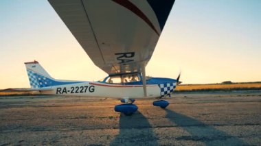 Podyumda taşıma uçağı. Pilot uçağa bir pist, bir uçuş için hazır gider.
