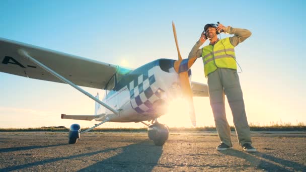 Piloto de avión sobre fondo al atardecer, vista inferior. Pequeño concepto de aviación . — Vídeo de stock