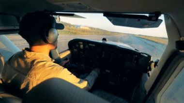 Pilot bir çift kanatlı bir uçak pisti üzerinde gider. Kokpit görünümü.