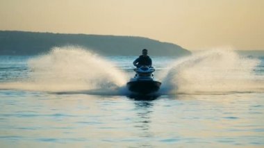 Su üzerinde Kayak jet adam yakın çekim.
