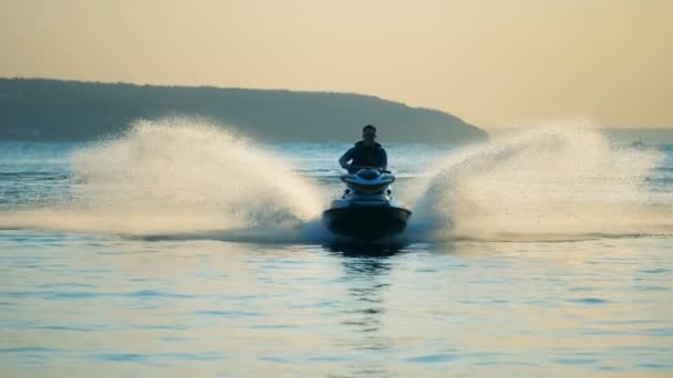 Man jet skiing on water, close up. — Stock Video