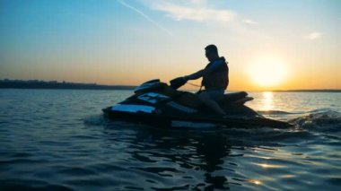 Jet kayakçı su, yan görünüm geçiyor.