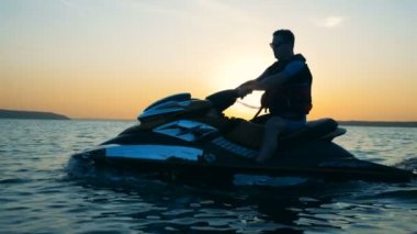 Bir waverunner üzerinde oturan bir adam yakın çekim.