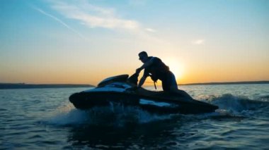 Bir jet ski binme, yakın çekim.