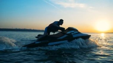 Jet ski, yan görünüm sürgülü bir kişi.