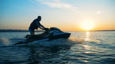 Su, jet ski üzerinde sürüş bir adam yakın çekim.