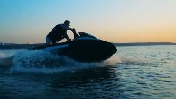 Hombre con chaleco salvavidas en una moto acuática, de cerca . — Vídeo de stock