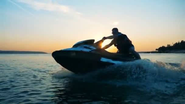 Waverunner rider skákání ve vlnách, zblízka. — Stock video