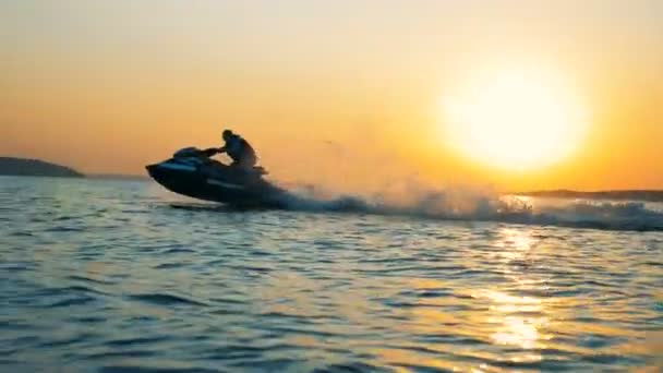 Jinete convierte una moto acuática en el agua, vista lateral . — Vídeos de Stock