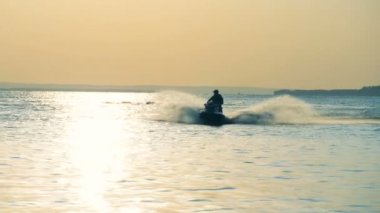 Erkek sürücü bir waverunner üzerinde Kapat.