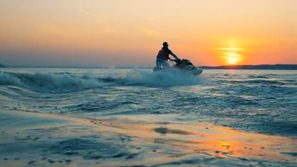 Homme saute, chevauchant un waverunner . — Video