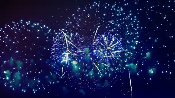 Iriserende fakkels van vuurwerk zijn verlichting van de nachtelijke hemel — Stockvideo
