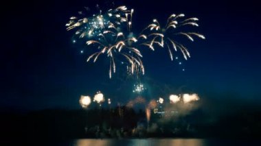 Havai fişek. Gökyüzünde birden fazla havai fişek.