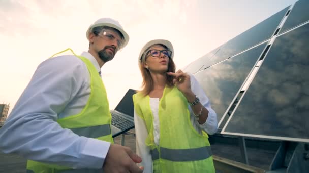 Concepto de energía renovable. Trabajadores energéticos, ingeniero eléctrico cerca del panel solar . — Vídeos de Stock