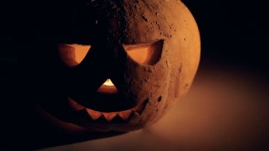 Bu içinde parlayan bir mum ile jack-o-lantern dekoratif