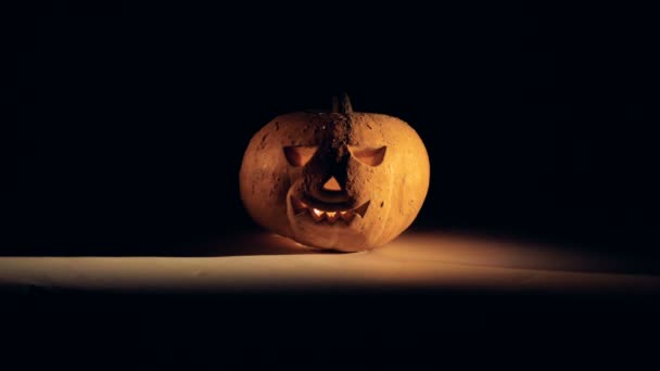 Luces parpadean en una calabaza de halloween iluminada — Vídeo de stock