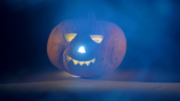 Party pumpkin in the mist is illuminated by candlelight — Stock Video