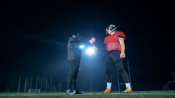 Los futbolistas se dan la mano mientras están de pie en uniforme en un campo. 4K . — Vídeos de Stock