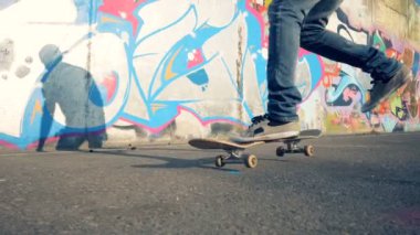 Bir kaykaycı rides bir paten, ağır çekim, steadicam atış.