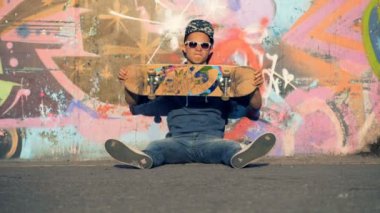 Kızgın kaykaycı onun kaykay, yavaş atar.