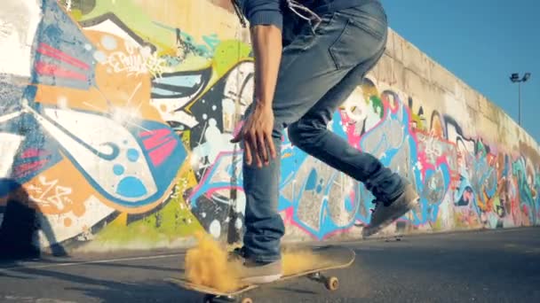 Man rijdt een skateboard met poeder kleur, slow-motion. — Stockvideo