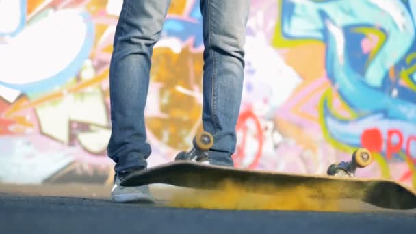 Sebuah Papan Dengan Warna Kuning Jatuh Jalan Skatepark — Stok Video