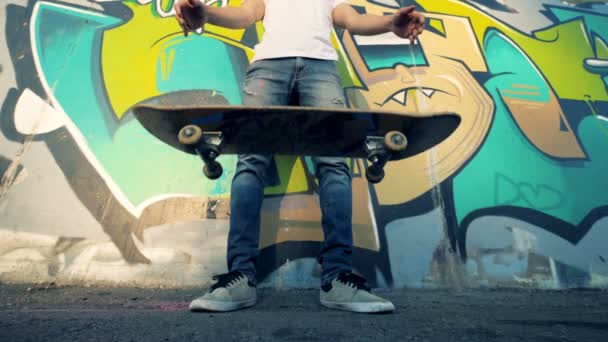 Підліток скидає скейтборд з рожевим кольором, повільний рух . — стокове відео