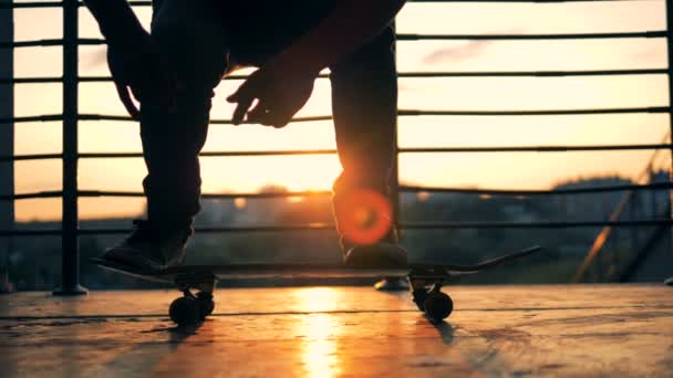Muž skoky na skateboardu na pozadí města, pomalý pohyb. — Stock video