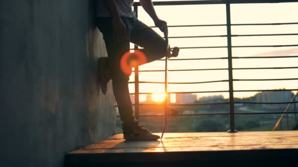 街背景、スローモーションでスケート ボードに乗って男を開始します。. — ストック動画