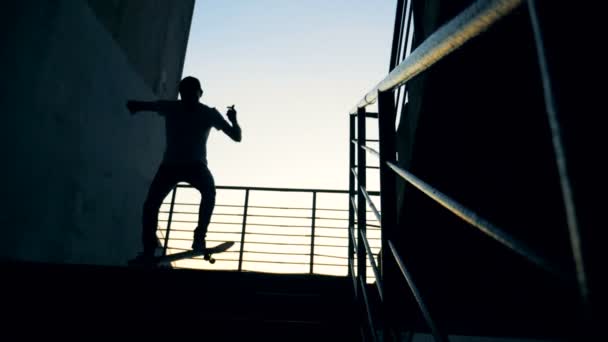 Skateboarder silhouet skateboarden in de stad. — Stockvideo