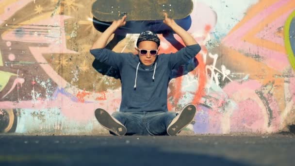 Man gooit weg een skateboard in een park, slow-motion. — Stockvideo