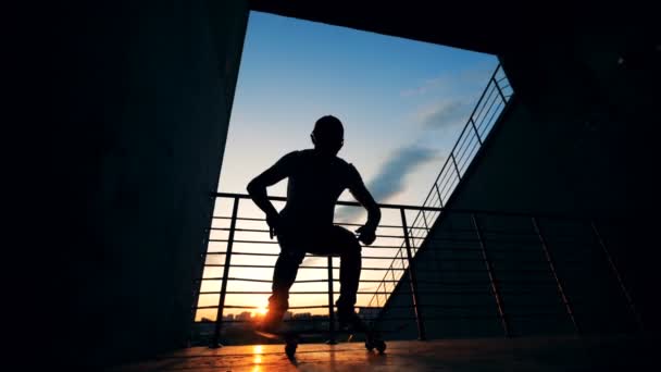 En åkare som hoppar på en solnedgång bakgrund, Slowmotion. — Stockvideo