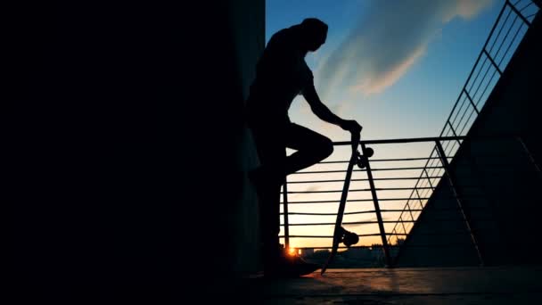 Persoon rijdt een bord op de achtergrond van een stad, slow-motion. — Stockvideo